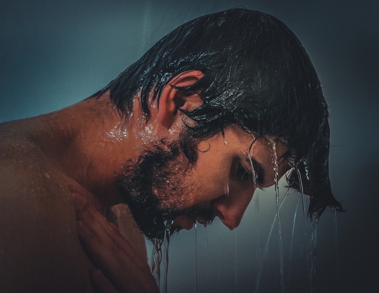 Sprchující se muž